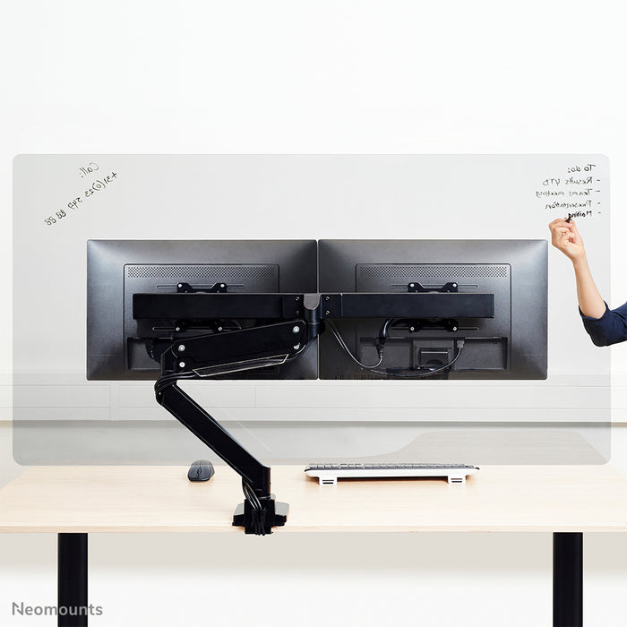 NS-PLXPROTECT2 ist eine transparente Sichtschutzwand für 2 Flachbildschirme und bietet Distanzschutz auf dem Arbeitsboden – Transparentes Acryl, 100 % recycelbar | PLXPROTECT ist als EU-Geschmacksmuster angemeldet |