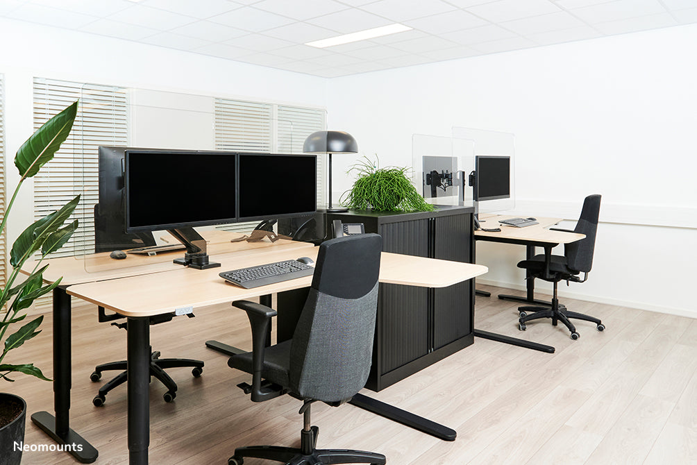 NS-PLXPROTECT2 ist eine transparente Sichtschutzwand für 2 Flachbildschirme und bietet Distanzschutz auf dem Arbeitsboden – Transparentes Acryl, 100 % recycelbar | PLXPROTECT ist als EU-Geschmacksmuster angemeldet |