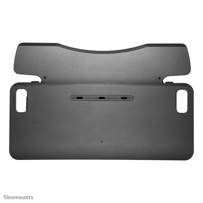 Sitz-Steh-Arbeitsplatz, Modell NS-WS300BLACK, verwandelt einen Standardarbeitsplatz in einen gesunden Sitz-Steh-Arbeitsplatz.